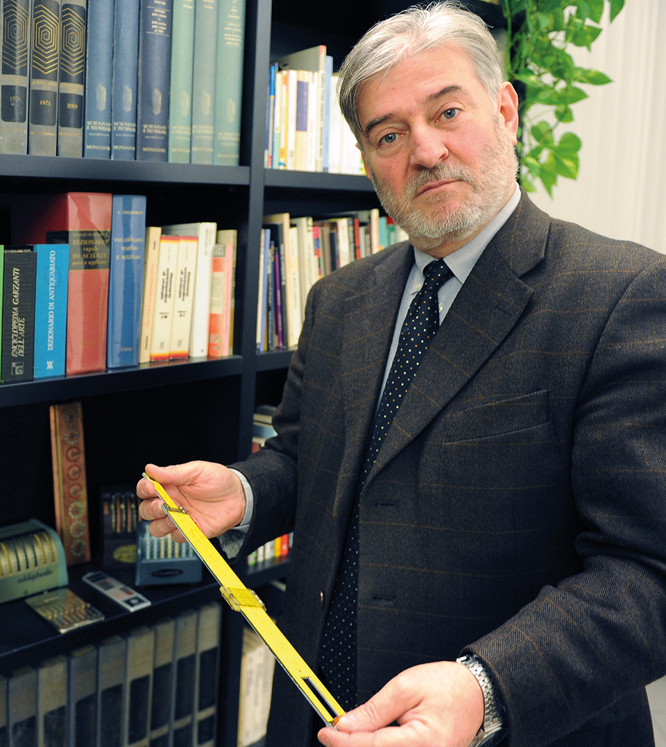 Cesare Baj – Progettista di regoli calcolatori, divulgatore scientifico, aviatore. cesare baj ritratto